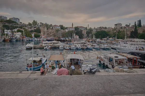 Antalya 'nın Kaleici ilçesinin eteğindeki eski Marina kenti. Antalya 'nın ilk limanıydı. Balıkçı tekneleriyle hala aktif.