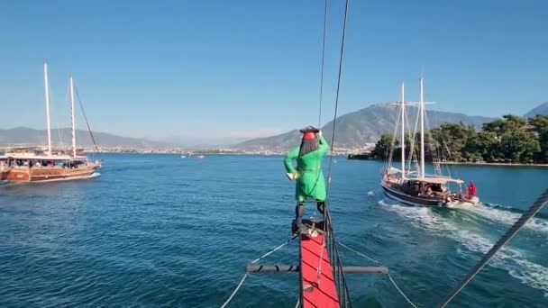 バックグラウンドの山を持つ地中海海のボートからトルコのフェティエのパノラマビュー — ストック動画