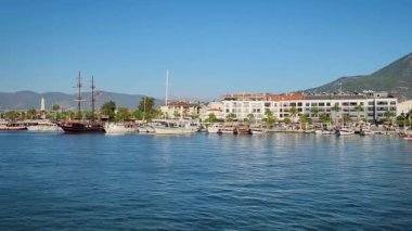 Türkiye 'nin Fethiye ve Mula kentlerinin panoramik manzarası Akdeniz' de arka planda dağlarla çevrili bir tekneden