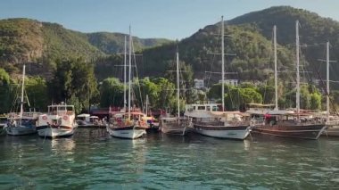 Türkiye 'nin Fethiye ve Mula kentlerinin panoramik manzarası Akdeniz' de arka planda dağlarla çevrili bir tekneden