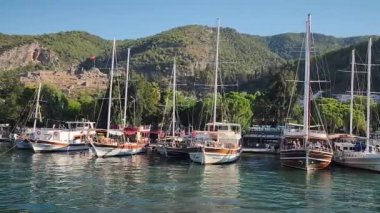 Türkiye 'nin Fethiye ve Mula kentlerinin panoramik manzarası Akdeniz' de arka planda dağlarla çevrili bir tekneden