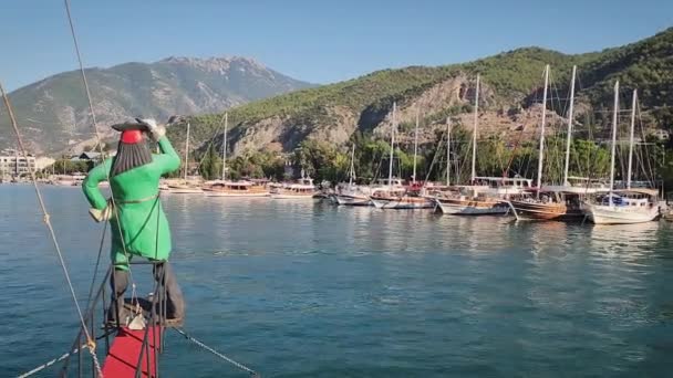 バックグラウンドの山を持つ地中海海のボートからトルコのフェティエのパノラマビュー — ストック動画