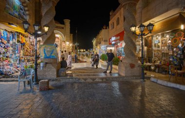 Mısır 'ın Sharm El Sheikh kentindeki Eski Pazar antik çağlara dayanan geleneksel bir pazar, Gece Görüşü.
