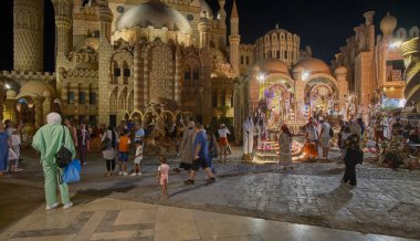 Sharm El Sheikh, Mısır 'daki Al Sahaba Camii mimarisi ve iç tasarımı ile Fatimid, Mamluk ve Osmanlı tarzı elementleri birleştirir. Gece görünümü