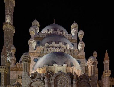 Sharm El Sheikh, Mısır 'daki Al Sahaba Camii mimarisi ve iç tasarımı ile Fatimid, Mamluk ve Osmanlı tarzı elementleri birleştirir. Gece görünümü