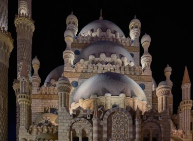 Sharm El Sheikh, Mısır 'daki Al Sahaba Camii mimarisi ve iç tasarımı ile Fatimid, Mamluk ve Osmanlı tarzı elementleri birleştirir. Gece görünümü