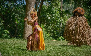 Maymun Ormanı Ubud, Bali, Endonezya 'daki Lubdaka Balili gösterisinin hikayesi
