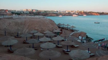 Sharm El Sheikh, Güney Sina Valiliği 'ndeki Sharks Körfezi' nin panoramik görüntüsü, arka planda turistlerin denizin, yatların ve otellerin tadını çıkardığı kızıl denizi gösteren bir öğleden sonra çekimi.