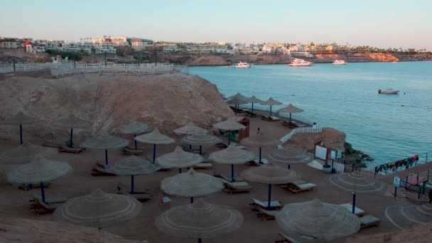 位于埃及南西奈省沙姆沙伊赫的鲨鱼湾全景拍摄于下午 以游客欣赏大海 游艇和酒店为背景 — 图库视频影像