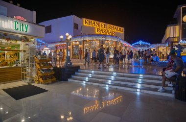 Sharm El Sheikh, Güney Sina Valiliği 'ndeki SOHO Meydanı, içinde fıskiyeler, restoranlar ve buz pateni pisti, gece hayatı ve diğer eğlencelerin yer aldığı canlı bir meydan.. 