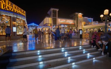 Sharm El Sheikh, Güney Sina Valiliği 'ndeki SOHO Meydanı, içinde fıskiyeler, restoranlar ve buz pateni pisti, gece hayatı ve diğer eğlencelerin yer aldığı canlı bir meydan.. 