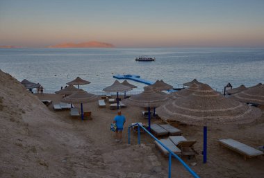 Sharm El Sheikh, Güney Sina Valiliği 'ndeki Sharks Körfezi' nin panoramik görüntüsü, arka planda turistlerin denizin, yatların ve otellerin tadını çıkardığı kızıl denizi gösteren bir öğleden sonra çekimi.