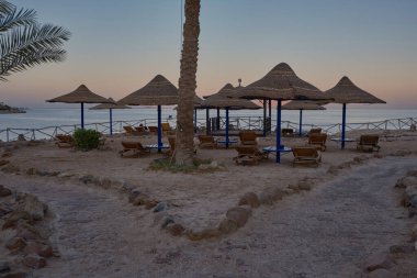 Sharm El Sheikh 'deki Sharks Körfezi' nin panoramik görüntüsü, öğleden sonra Mısır 'da Kızıl Deniz' i gösteriyor. 