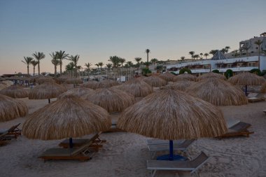Sharm El Sheikh, Güney Sina Valiliği 'ndeki Sharks Körfezi' nin panoramik görüntüsü, arka planda turistlerin denizin, yatların ve otellerin tadını çıkardığı kızıl denizi gösteren bir öğleden sonra çekimi.