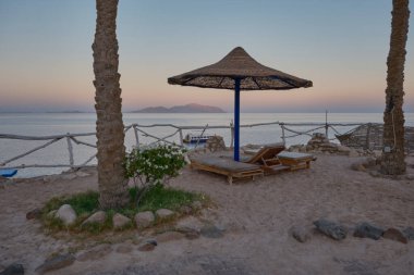 Sharm El Sheikh, Mısır 'daki Sharks Körfezi' nin panoramik görüntüsü, arka planda turistler, yatlar ve otellerle kızıl denizi gösteriyor.