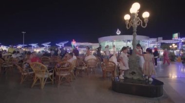 Sharm El Sheikh, Güney Sina Valiliği, Mısır - 15 Eylül 2023: SOHO Meydanı fıskiyeler, restoranlar, buz pistleri, gece hayatı ve diğer eğlencelerin yer aldığı canlı bir meydan.. 