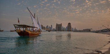 Katara13. Katar geleneksel dhow festivali Doha Katar Güneş Şutu Katılımcı ülkelerin bayraklarıyla Arap Körfezi 'nde geleneksel suları gösteriyor. 