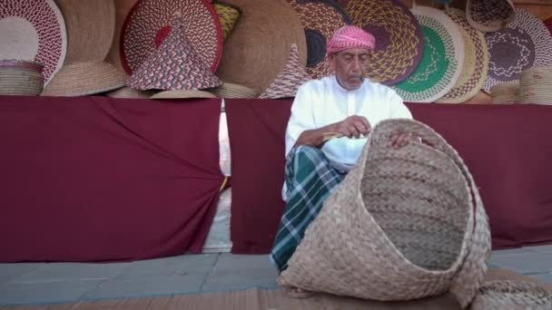 Doha Qatar November 2023 Traditionell Arabisk Hantverkare Väva Palmblad För — Stockvideo