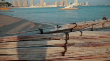 Doha, Katar - 28 Kasım 2023: Doha Katar 'da geleneksel dhow festivali katılımcı ülkelerin bayraklarıyla geleneksel Arap akınlarını gösteriyor. 