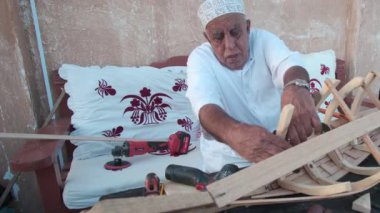 Doha, Katar - 28 Kasım 2023: Katara kültür köyünde çalışan geleneksel bir Arap marangoz (dhow maker), Doha Katar gündüz çekimi 