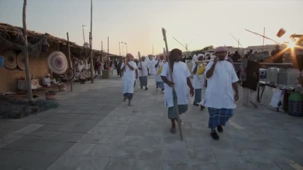 2023年11月28日卡塔尔多哈 在卡塔尔多哈Katara文化村表演的一群传统阿拉伯渔民在Katara第13届传统独桅帆船节的日落 — 图库视频影像
