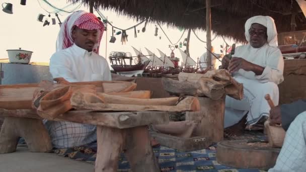 Doha Catar Novembro 2023 Carpinteiros Árabes Tradicionais Fabricantes Dhow Trabalhando — Vídeo de Stock