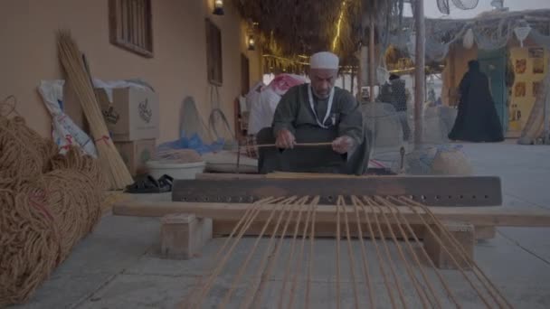 Doha Qatar November 2023 Seorang Pengrajin Arab Tradisional Membuat Tikar — Stok Video