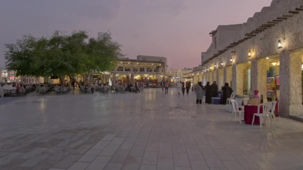 Souq Waqif Doha Katar Hauptstrasse Sonnenuntergang Aufnahme Zeigt Einheimische Und — Stockvideo