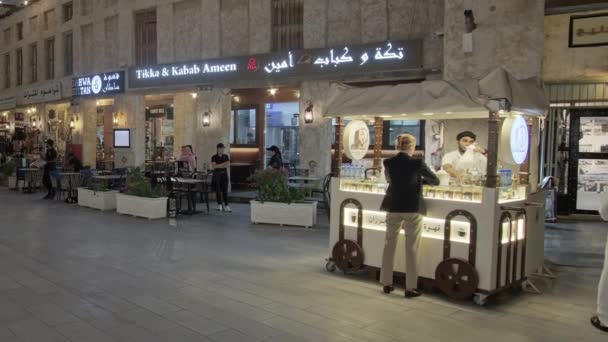 Doha Qatar December 2023 Souq Waqif Huvudgatan Skott Skymningen Visar — Stockvideo