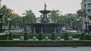 Doha, Katar-8 Aralık 2023: Katar Klasik Araba Yarışması ve fıskiyeli Sergi sırasında Katar 'ın İnci Doha' daki Medine Merkez Meydanı 'nda öğleden sonra çekimleri