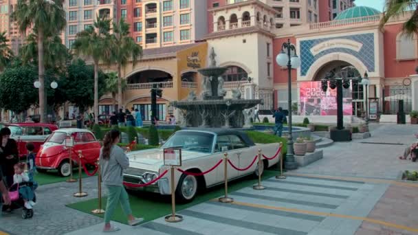 真珠ドーハのメディナ セントラル地区の中央広場 カタールの午後のカタールのクラシックカーコンテストと美しい噴水との展覧会 — ストック動画