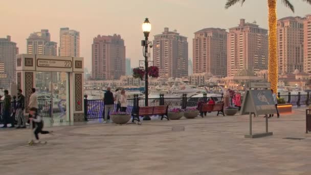 Doha Qatar Diciembre 2023 Porto Arabia Marina Perla Toma Puesta — Vídeo de stock