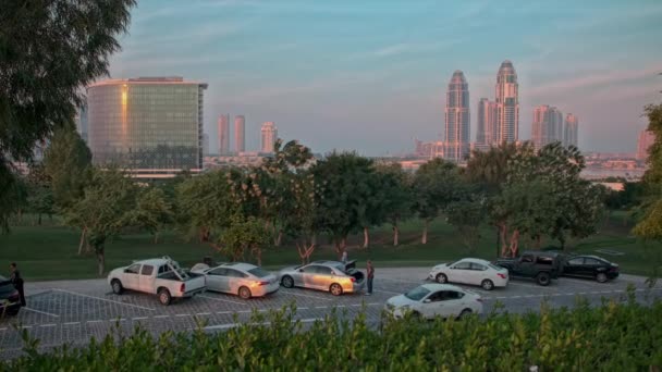 도하의 카타라 언덕에서 Udc 타워를 포함한 스카이라인 카타르의 일몰은 전경에 — 비디오