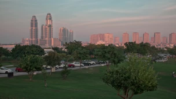 도하의 카타라 언덕에서 Udc 타워를 포함한 스카이라인 카타르의 일몰은 전경에 — 비디오