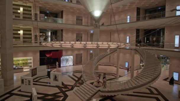 カタールのイスラム美術館は 人々が展示を楽しむメインホールのユニークなアーキテクチャを示すショット — ストック動画