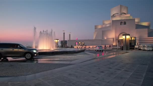 Museum Islamic Art Doha Katar Außenaufnahme Der Abenddämmerung Mit Brunnen — Stockvideo