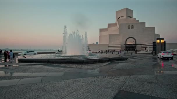 Museum Islamic Art Doha Katar Außenaufnahme Bei Sonnenuntergang Mit Brunnen — Stockvideo
