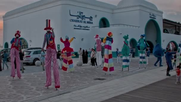 卡塔尔多哈的老多哈港口 Mina区 下午在卡塔尔国庆和冬季节期间拍摄 当地居民和游客都在现场表演 — 图库视频影像