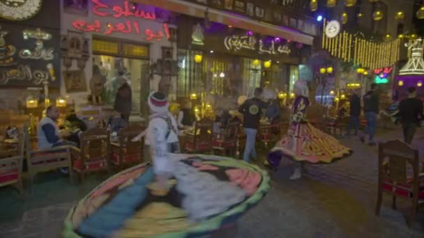 Bailarina Folclórica Tanoura Egipto Actuando Vivo Por Noche Calle Muizz — Vídeos de Stock