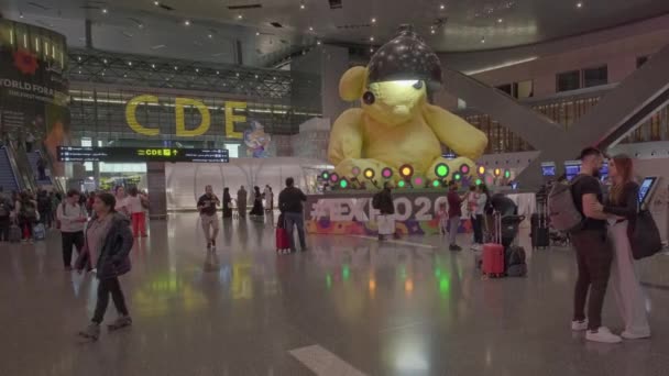 Abflughalle Des Hamad International Airport Doha Katar Bei Nacht Mit — Stockvideo