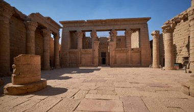 Mısır 'ın Aswan kentindeki Kalabsha Tapınağı (Türkçe: Kalabsha Tapınağı), Aswan' ın 50 km güneyindeki Bab al-Kalabsha (Kalabsha Kapısı) 'da bulunan eski bir Mısır tapınağıdır. Ana kapı içeriden.