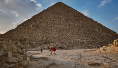 Giza 'daki Giza piramit kompleksi (Giza necropolis), Mısır öğleden sonra 