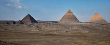 Giza piramit kompleksi (Giza necropolis) öğleden sonra Mısır 'ın Giza kentindeki üç ana piramidi yan kuruluş piramitlerle birlikte gösteriyor.