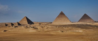 Giza piramit kompleksi (Giza necropolis) öğleden sonra Mısır 'ın Giza kentindeki üç ana piramidi yan kuruluş piramitler ve diğer yapıların kalıntılarıyla birlikte gösteriyor.  