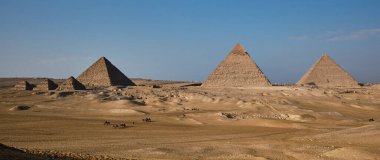 Giza, Mısır 'daki Giza piramit kompleksi (Giza necropolis) öğleden sonra Giza' daki üç ana piramidi yan kuruluş piramitler ve diğer yapıların kalıntılarıyla birlikte gösterdi.  