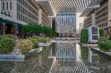 Barahat Msheireb, Msheireb Downtown Doha, Katar öğleden sonra 2023 AFC Asya Kupası 'nda katılımcı ülkelerin bayraklarını gösteren bir çekim yaptı..