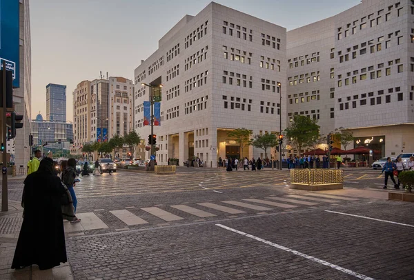 卡塔尔多哈市中心的Msheireb下午拍摄的照片展示了街上有人和汽车的独特建筑 免版税图库照片