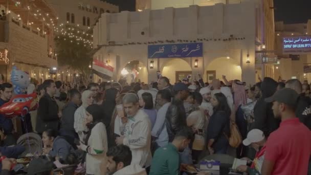 卡塔尔多哈的Souq Waqif Souq Waqif 夜间枪击案显示对伊拉克足球队的支持 庆祝2023年亚足联亚洲杯战胜日本 — 图库视频影像