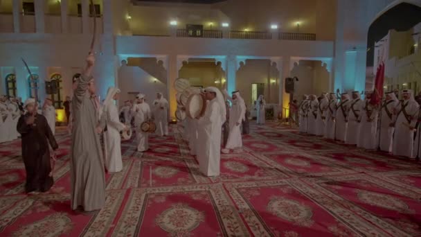 2023年在卡塔尔举行的Afc亚洲杯期间 卡塔尔传统民间舞蹈 阿达舞 在卡塔尔Doha 卡塔尔Katara文化村举行 夜间射击 — 图库视频影像