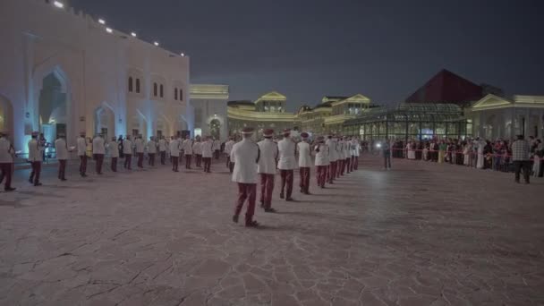 2023年在卡塔尔举行的Afc亚洲杯期间 卡塔尔传统民间舞蹈 阿达舞 在卡塔尔Doha 卡塔尔Katara文化村举行 夜间射击 — 图库视频影像